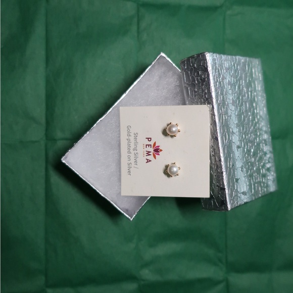 Pema pearl gold-plate stud earrings - Picture 2 of 6